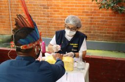 Indígenas de Manaus recebem ação social na Fundação Estadual do Índio (FEI)