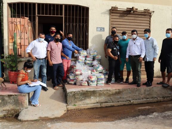 Ajuda humanitária: Governo do Estado distribui cestas básicas e visita comunidades indígenas de Manacapuru